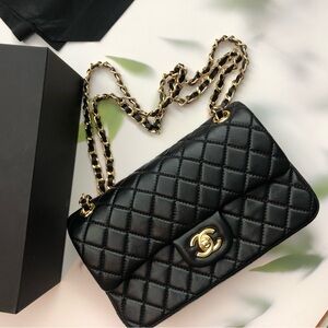 CHANEL Black Quilted Shoulder Bag with Gold Chain